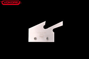 Göpfert SRE Spezialgeformtes Metallmesser mit Gravur und zwei Befestigungsschrauben, dargestellt vor schwarzem Hintergrund