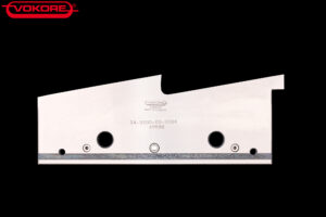 Göpfert SRE_2 Spezialgeformtes Metallmesser mit Gravur und zwei Befestigungsschrauben, dargestellt vor schwarzem Hintergrund