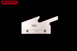 Göpfert SRE_3 Spezialgeformtes Metallmesser mit Gravur und zwei Befestigungsschrauben, dargestellt vor schwarzem Hintergrund