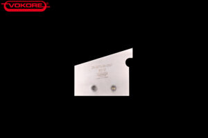 Göpfert SRE_4 Spezialgeformtes Metallmesser mit Gravur und zwei Befestigungsschrauben, dargestellt vor schwarzem Hintergrund