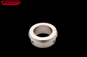 Stacked from 21 images. Method=C (S=3) Zylindrische metallische Hülse mit zentraler Öffnung und seitlichen Bohrungen, dargestellt vor schwarzem Hintergrund